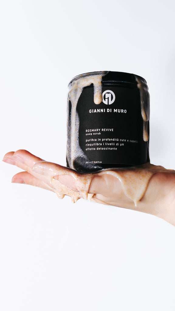 Caduta dei Capelli Primaverile: Perché Accade e Come Contrastarla con lo Scrub Cute Rosemary Revive