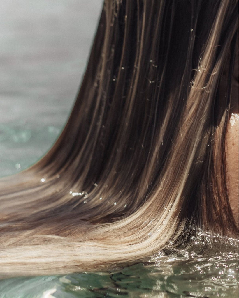 La routine estiva perfetta per capelli sempre morbidi, luminosi e protetti
